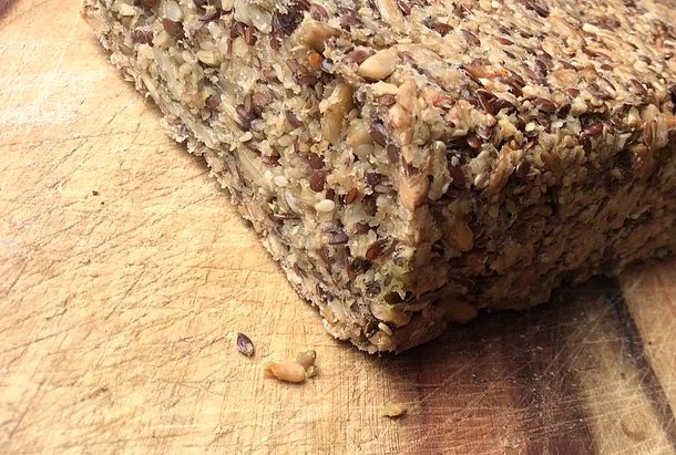 Samenbrot mit Flohsamenschalen | Flourless bread with seeds and physillum husk
