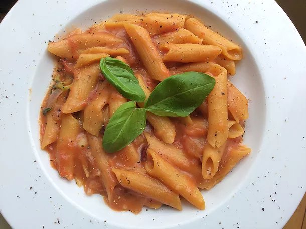 Linsennudeln in cremiger Tomatensoße | Lentil pasta in creamy tomato sauce