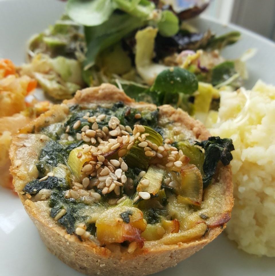 Mini-Quiche mit Spinat und Lauch, vegan und glutenfrei | mini quiche with spinach and leek, vegan and gluten free